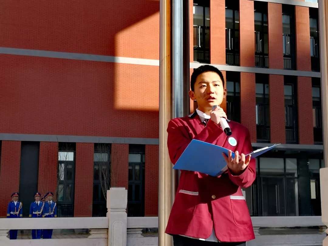 高一(3)班的郭宇鑫同学进行国旗下讲话